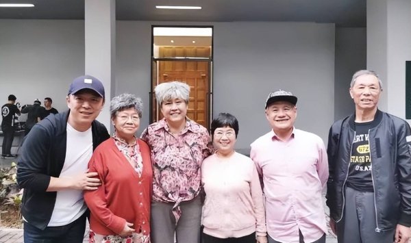 配资平台排名一览表 百亿影帝的无奈：黄渤说钱再多也治不好父母的病，这才是现实